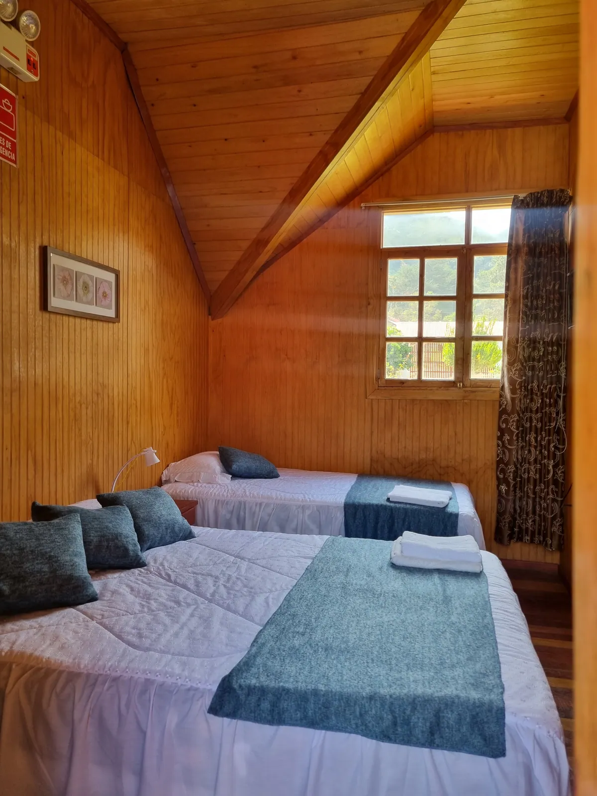 Habitación doble actual de Elfen con tres camas preparadas