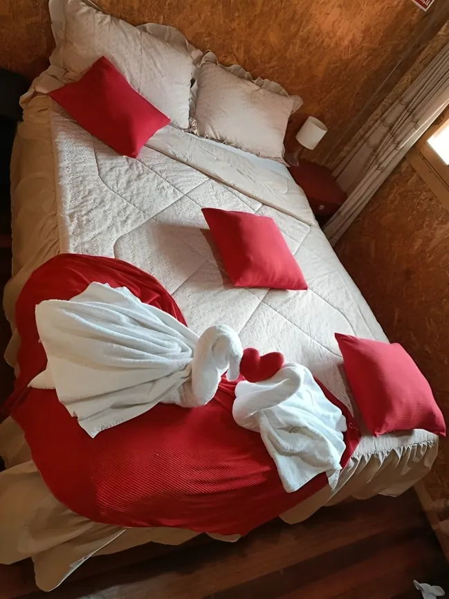 Habitación matrimonial actual de Elfen preparada con detalles rojos