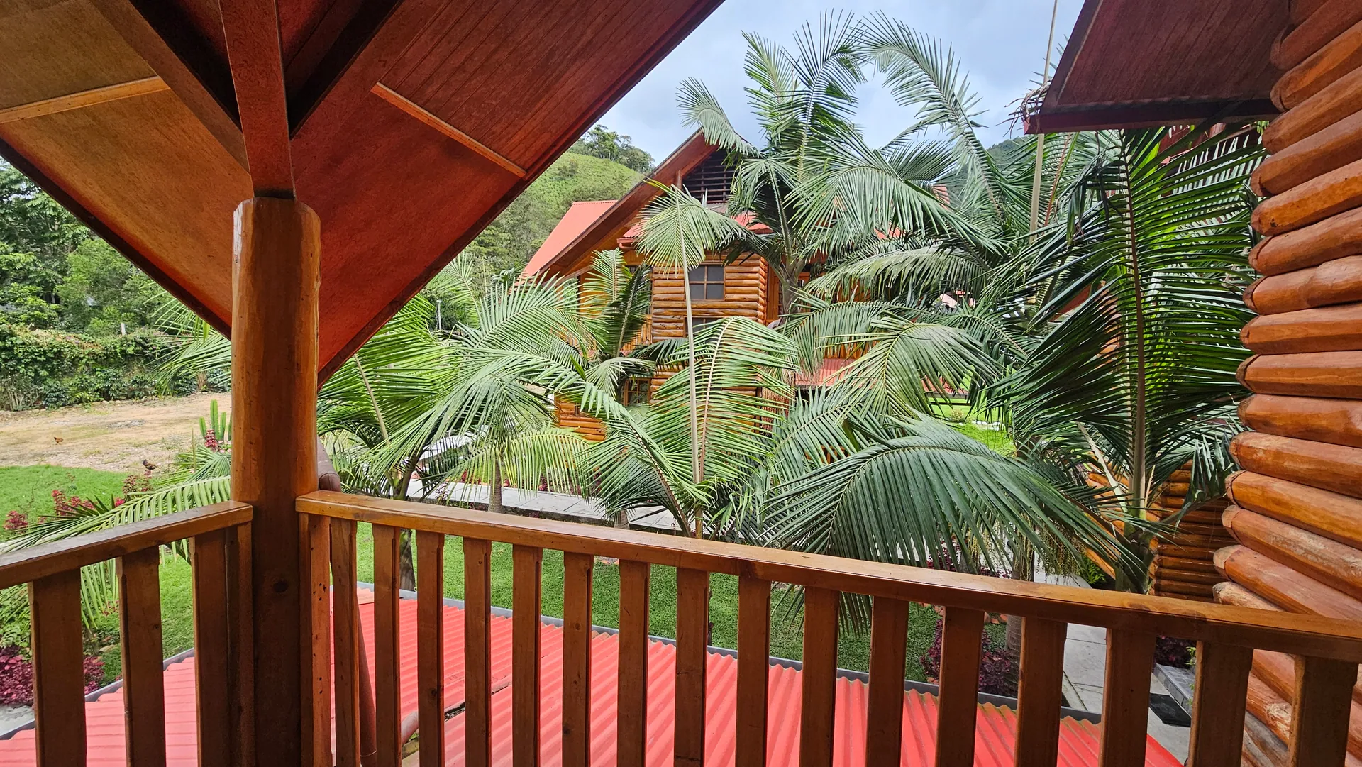 Vista actual de las cabañas y palmeras de Elfen desde un balcón