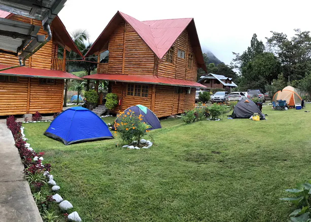 Carpas instaladas en el jardín real junto a las cabañas de Elfen