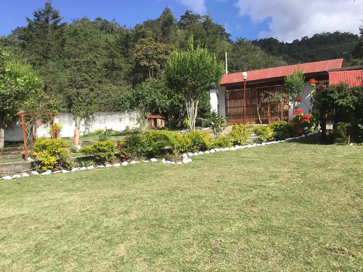 Jardín y acceso interior de Elfen junto a la casita del guardián