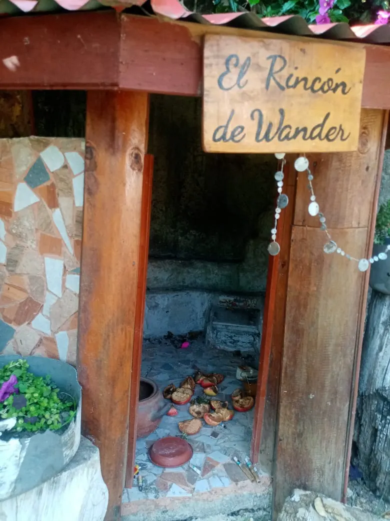 Detalle del letrero El Rincón de Wander y la entrada de su casita