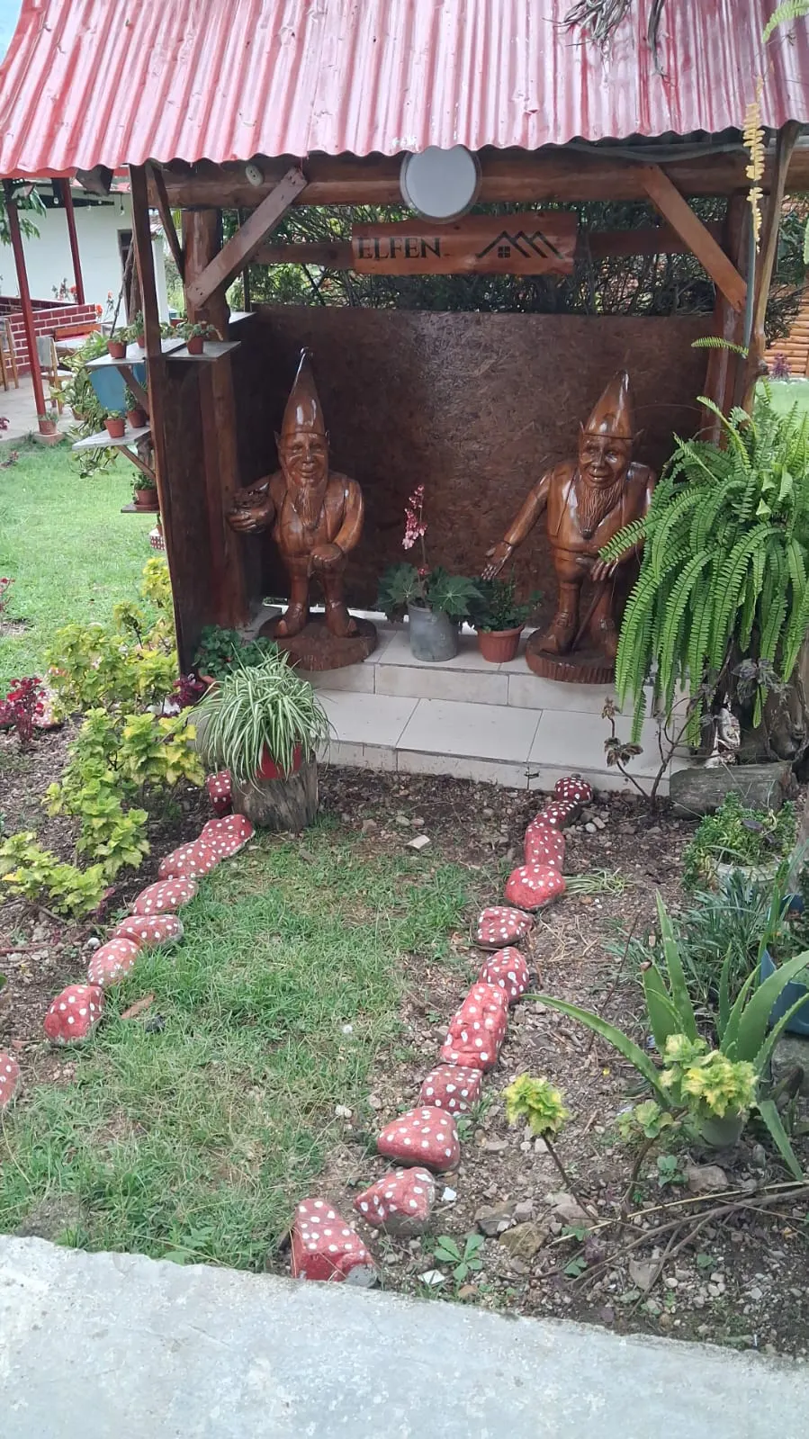 Dos guardianes de madera en su refugio real dentro del jardín de Elfen